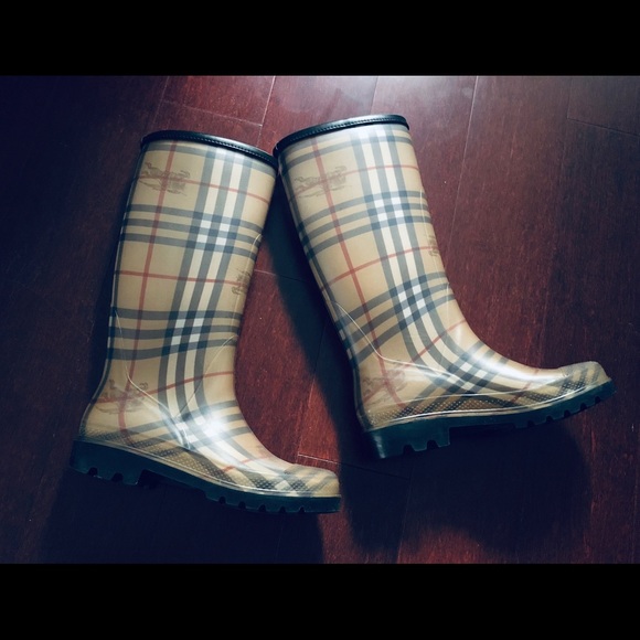COPY - Burberry tall rain boots - slightly used -… - Picture 1 of 4